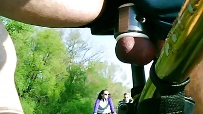 Daya Knight la monte avec le jeune responsable de l'entretien