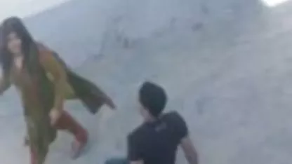 Elle est une telle salope qu'elle donne un poing entier pour sa chatte