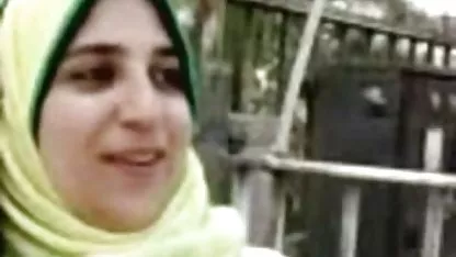 L'ami de ma mère rentre à la maison avec une robe ..