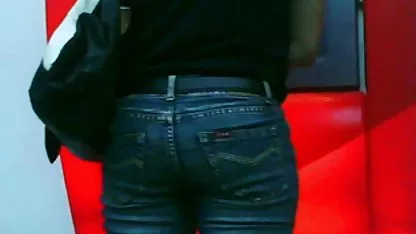 Il lui donne un massage totalement nu et se laisse aussi baiser