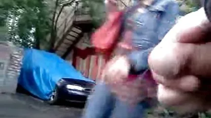 Il le fait pour que je le regarde, ma demi-soeur est comme ça