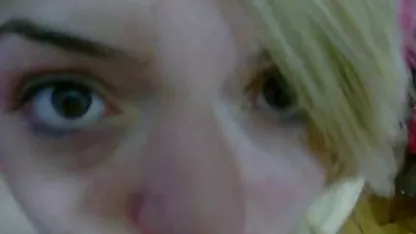 Maman me laisse prendre sa jupe pour voir son cul