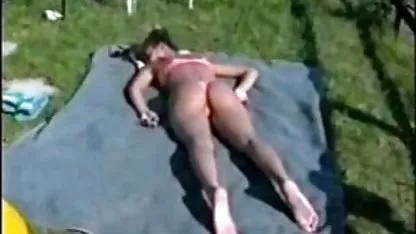 Trois vieux amis tentent de satisfaire une vingtaine d'années