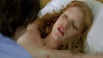 J'aide à enlever la table et ma tante n'arrête pas de rigoler avec moi