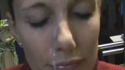 Quand maman voit un coq aussi gros, elle ne le laisse pas s'échapper