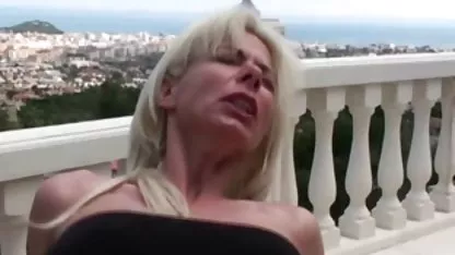 Le coq noir géant du voisin lui fait perdre la tête