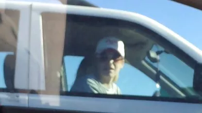 La mère de Jordi ne sait pas quoi faire pour baiser avec lui ..