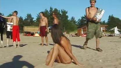 Liza Rowe prête cette chatte juteuse à son nouveau voisin