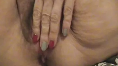 Mère et fille partageant une bonne bite sur le canapé