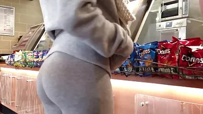 Maman baise mon copain dans la salle de bain, est très putain