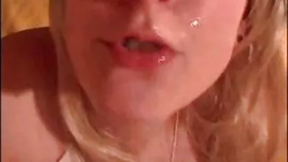 Regarde, il aime bien mettre de la poudre dans la douche Skyla