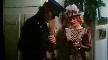 Romantique baisée au coucher du soleil au milieu du champ