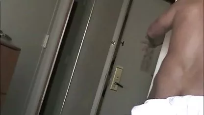 Se faufile dans la maison du voisin pour frapper une bonne poudre