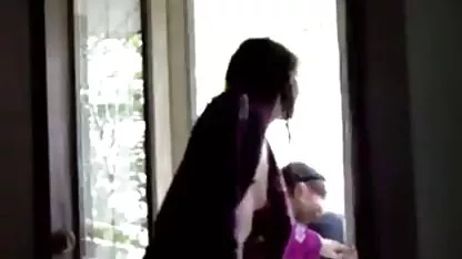 Son petit ami la baise en envoyant des selfies nues à ses amies