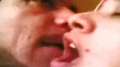 Sur le chemin de l'école, il commence à renarder avec son voisin