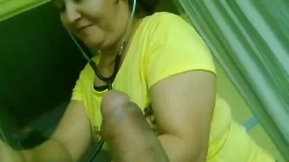 La serveuse n'arrête pas de rigoler avec son nouveau partenaire