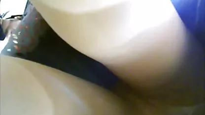 La grosse mère jouit comme un nain avec la bite du jeune