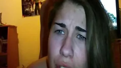 La plantureuse Sharon Pink suce et chevauche une bonne bite