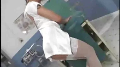 Nous mettons une caméra cachée dans une salle de rayons de raisin