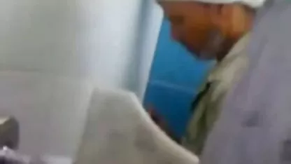 Sexe dans la douche et pour finir une éjaculation dans sa bouche