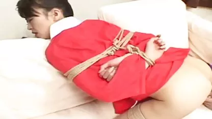 Le masseur met ses doigts à maman, elle ne dit rien