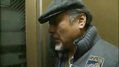 Elle est une mature très excitée qui aime montrer