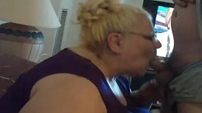 Il suce le patron avant d'ouvrir le bar au public