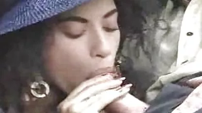 Ramener à la maison deux amis avec qui il baise sur la webcam