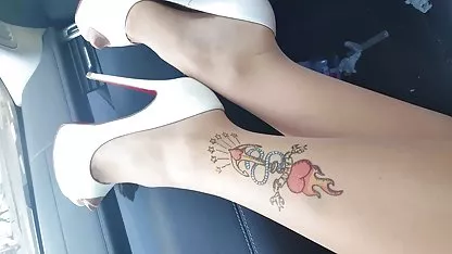 Je visite la mère de ma collègue qui est une masseuse et nous finissons ...