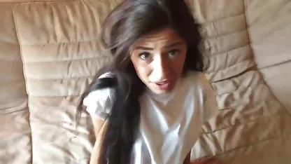 Salope amateur me donne une fellation dans une toilette publique