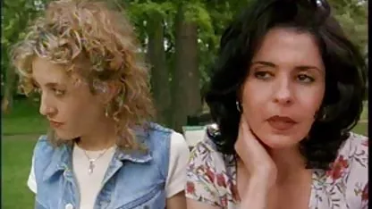 Une étudiante et une enseignante se font baiser en classe