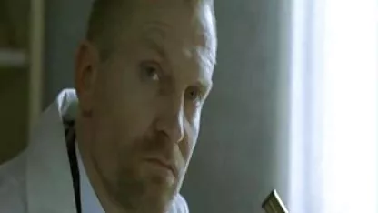 Jeune nerd baisée dans la pièce du fond en échange d'un cadeau