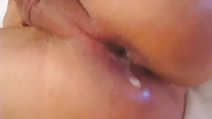 L’adolescente se masturbe et suce son grand-père