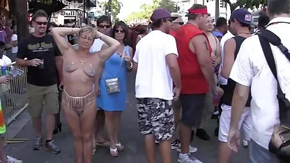 La blonde tatouée qui aime sucer de bonnes queues