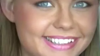 La vicieuse Lanny Barbie chevauche la bite comme si elle le savait