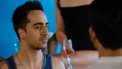 Il lui met les menottes et lui baise le cul à quatre pattes