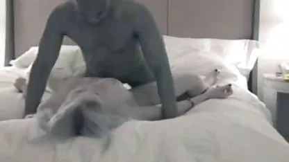 Je remarque et la fille de mon voisin marque un morceau de mésange ...