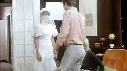 Superbe teen amateur babe faisant un doigt sur le canapé