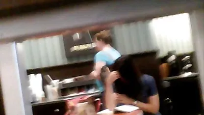 Le jardinier a une bonne queue pour monter dans le jardin