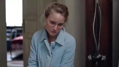 La jeune Just Amber se fait doigter dans son chat porno XXX