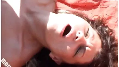 Mme Katie Morgan sucer la queue de ce maçon