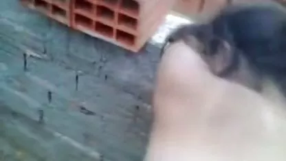 La tante sortante insiste pour me réveiller chaque matin