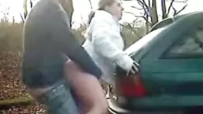 Il a demandé au garçon à la piscine de mettre de la crème ...