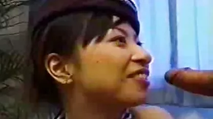 Il met ses seins dans le visage de son patron, il veut une queue ..