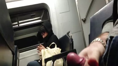 Ma copine ramène une amie à la maison pour baiser à deux