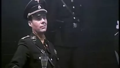 La secrétaire est en train d'enseigner l'âne au patron dans son bureau