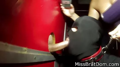 Sara Jay commence à nettoyer la voiture à moitié nue, putain!