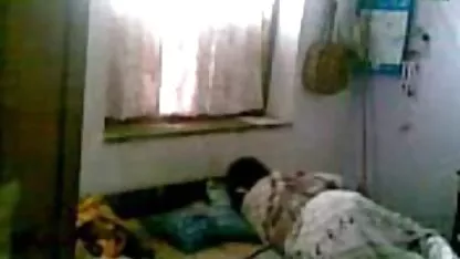 Un partenaire m'embarque contre la table au travail