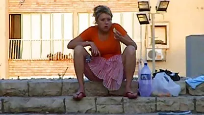 Elle est déjà une grand-mère et elle est toujours très bonne, elle a de la poudre