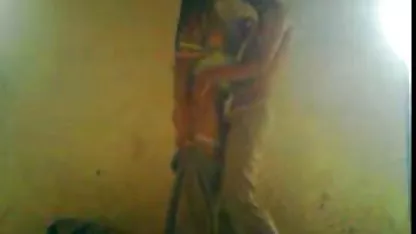 L'ami de mon copain me touche une branlette espagnole, ça promet ..